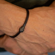 Laden Sie das Bild in den Galerie-Viewer, Armband black Skull <br> Leder braun