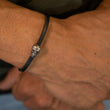 Laden Sie das Bild in den Galerie-Viewer, Armband Skull <br> Leder schwarz